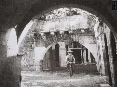 Giuseppe aveva il doppio compito di cucinare e portare poi a domicilio il cibo appena sfornato. �Trasportavo tutto sulla mia testa � ci dice �: spesso capitava che portassi addirittura due tavole, l�una sull�altra, come fossero due piani di tegami�